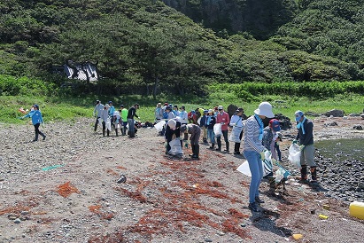 とびしまクリーンツーリズムで、海岸漂着ごみを拾っている様子です。