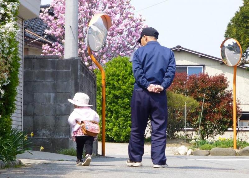 おじいちゃんと孫の散歩写真