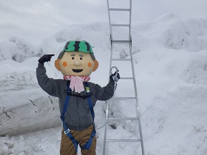 雪下ろしする万造