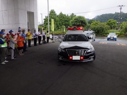 パトカーが広報活動に出発