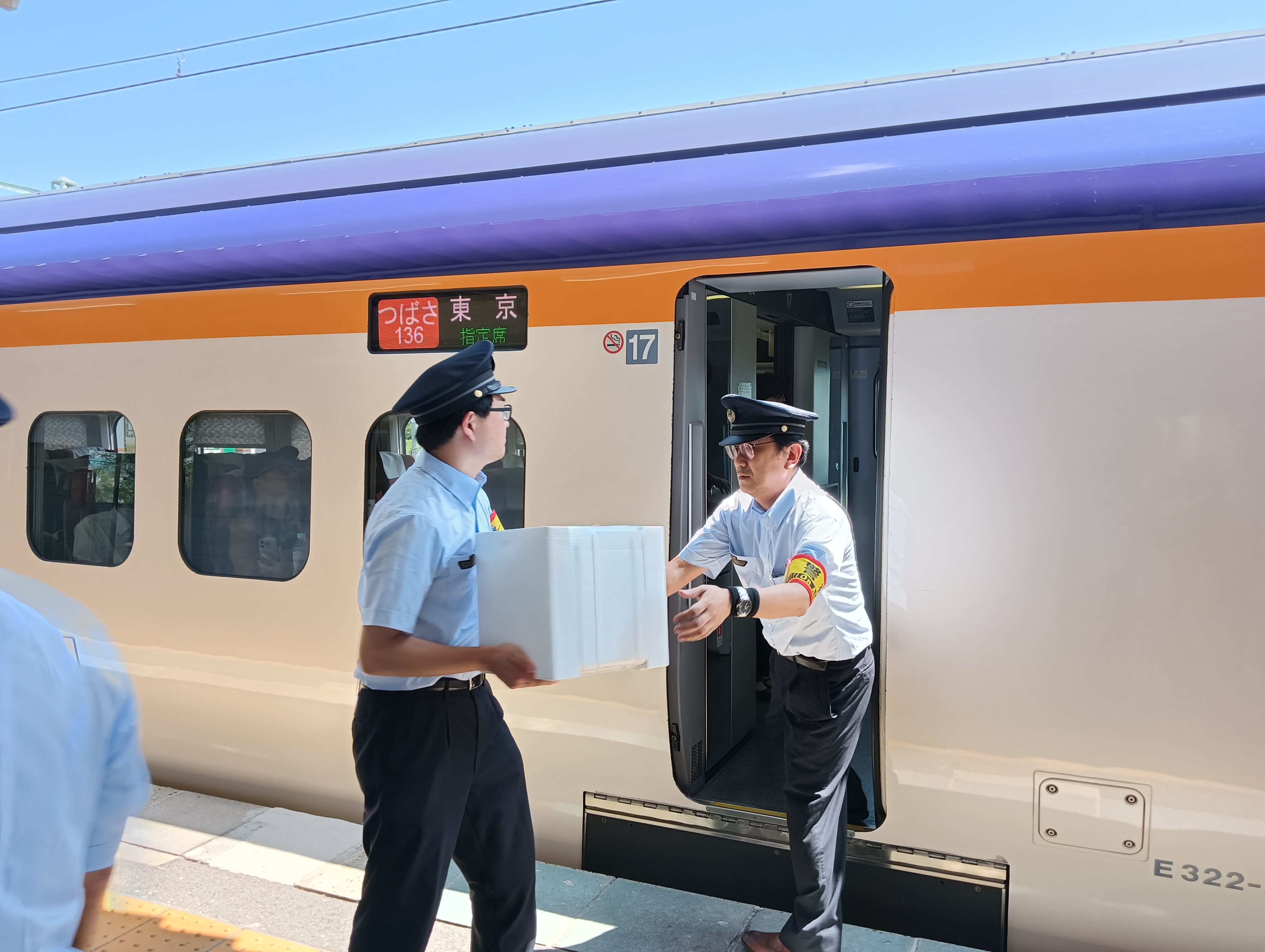 新幹線に積み替え（置賜地域野菜）