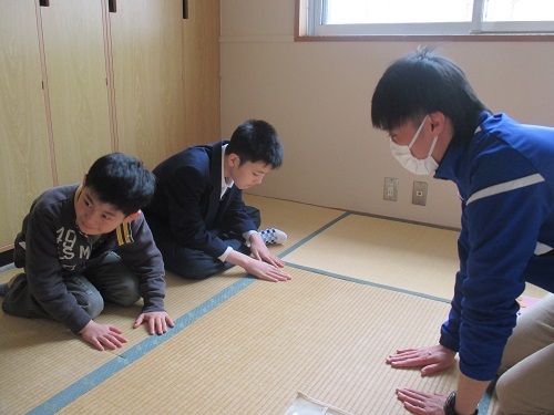 児童が朝の会のあいさつをする様子