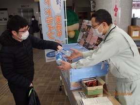 食品を提供いただいている状況(置賜総合支庁本庁舎)