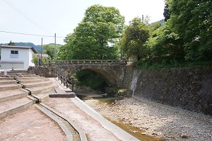 楢下宿新橋と川辺